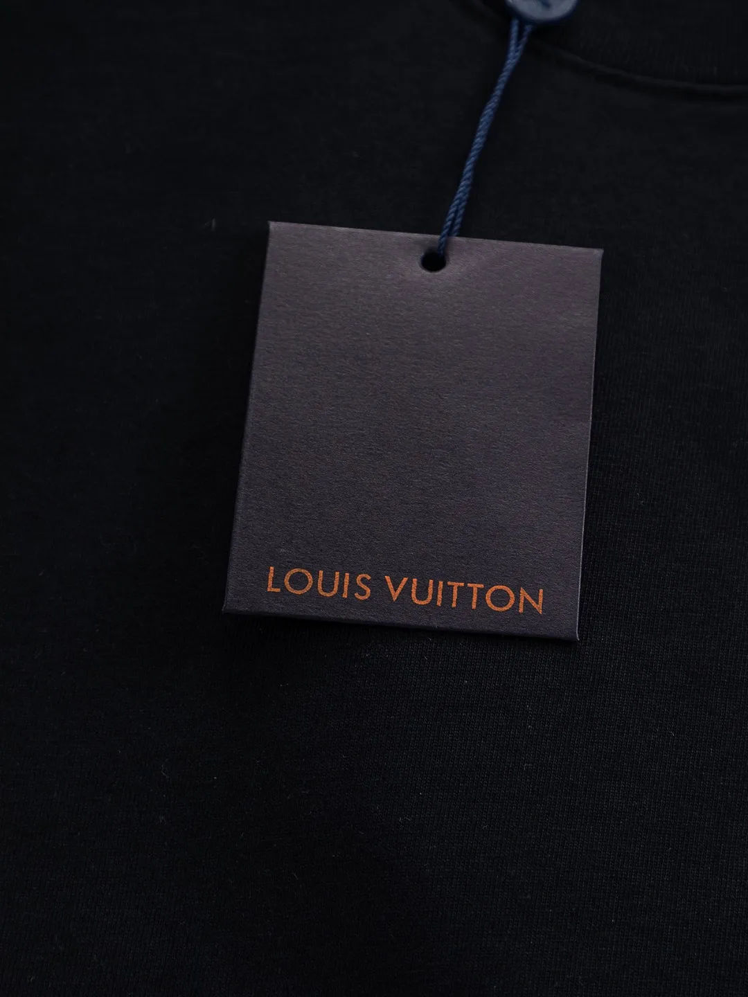 🅿️200 Louis Vuitton 1V LV lv slightly wide version S-XL LV 26ss new products are available at counters simultaneously. Multiple craftsmanship. Water-worn front and rear denim patches with letters 🪡 embroidery. Round neck short-sleeved T-shirt, same style for men and women! Consigned to one-to-one creation. Synchronized with the official website, pure cotton fabrics at the counter! It is close to the skin and comfortable, durable and easy to wear. It has a classic and simple logo design and meticulous original craftsmanship. Short-sleeves, a must-have item for men, do not appear to be the same for the general public, but must be unique and eye-catching. This LV short-sleeve is all about quality, comfort, the same shape and fashion as always, including fabrics and cutting techniques. All of them have been made with great effort! 320 grams of washed pure cotton fabric, pure cotton is breathable, very refreshing and comfortable for daily wear. The rib knitting on the neckline is smooth and tight, and the neckline will not be skewed if you toss it at will. The loose version, you will find that it looks really good on the upper body. The overall is minimalist and neat, super versatile for daily use! Pair it casually with a pair of pants for a youthful look. A T-shirt will make your outfit crazy. It is a fashionable item that can never go wrong! Color: Black White Size: S-XL Size chart: S: Shoulder width 50-Bust 56-Length 70 M: Shoulder width 52-Bust 57-Length 72 L: Shoulder width 54-Bust 59-Length 74 XL: Shoulder width 56-Bust 62-Length 76